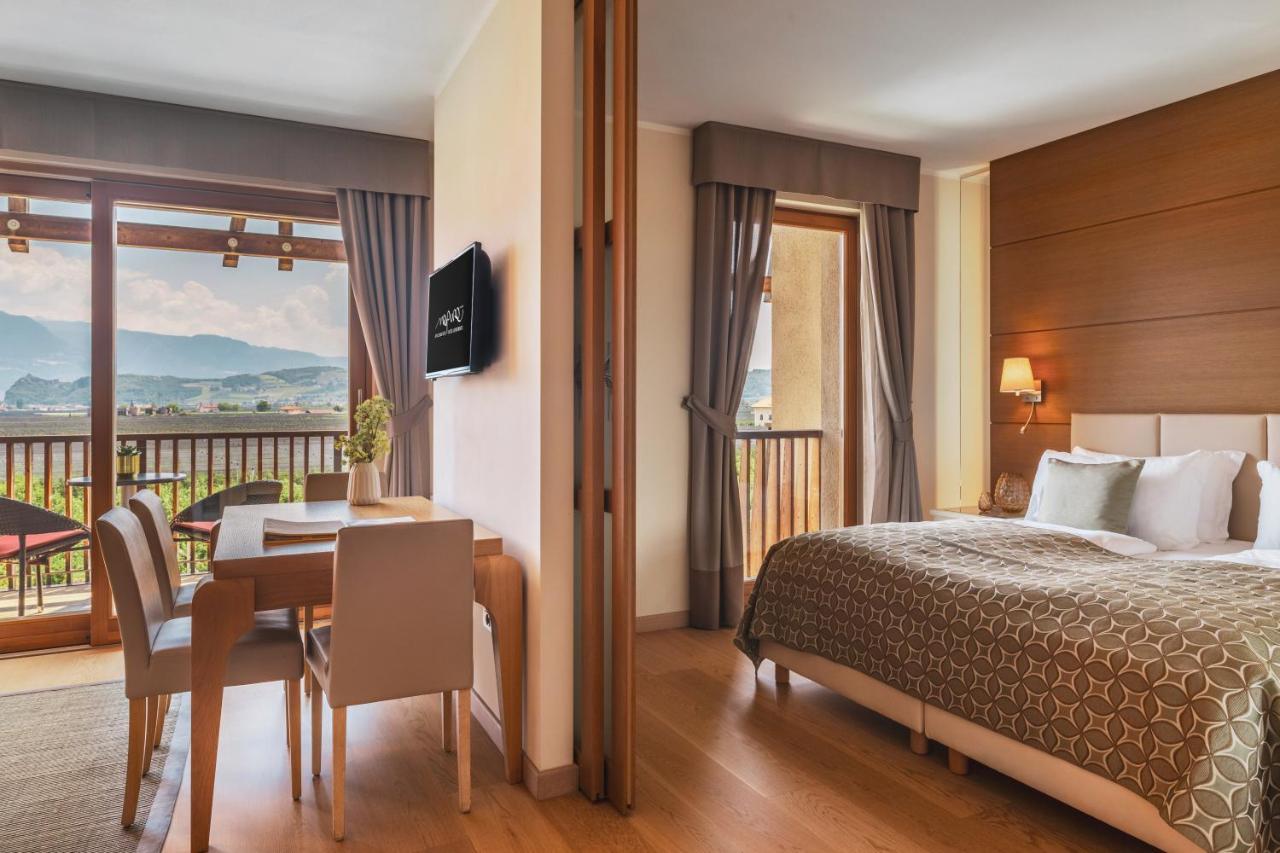 Art & Design Hotel Napura Terlano Ruang foto