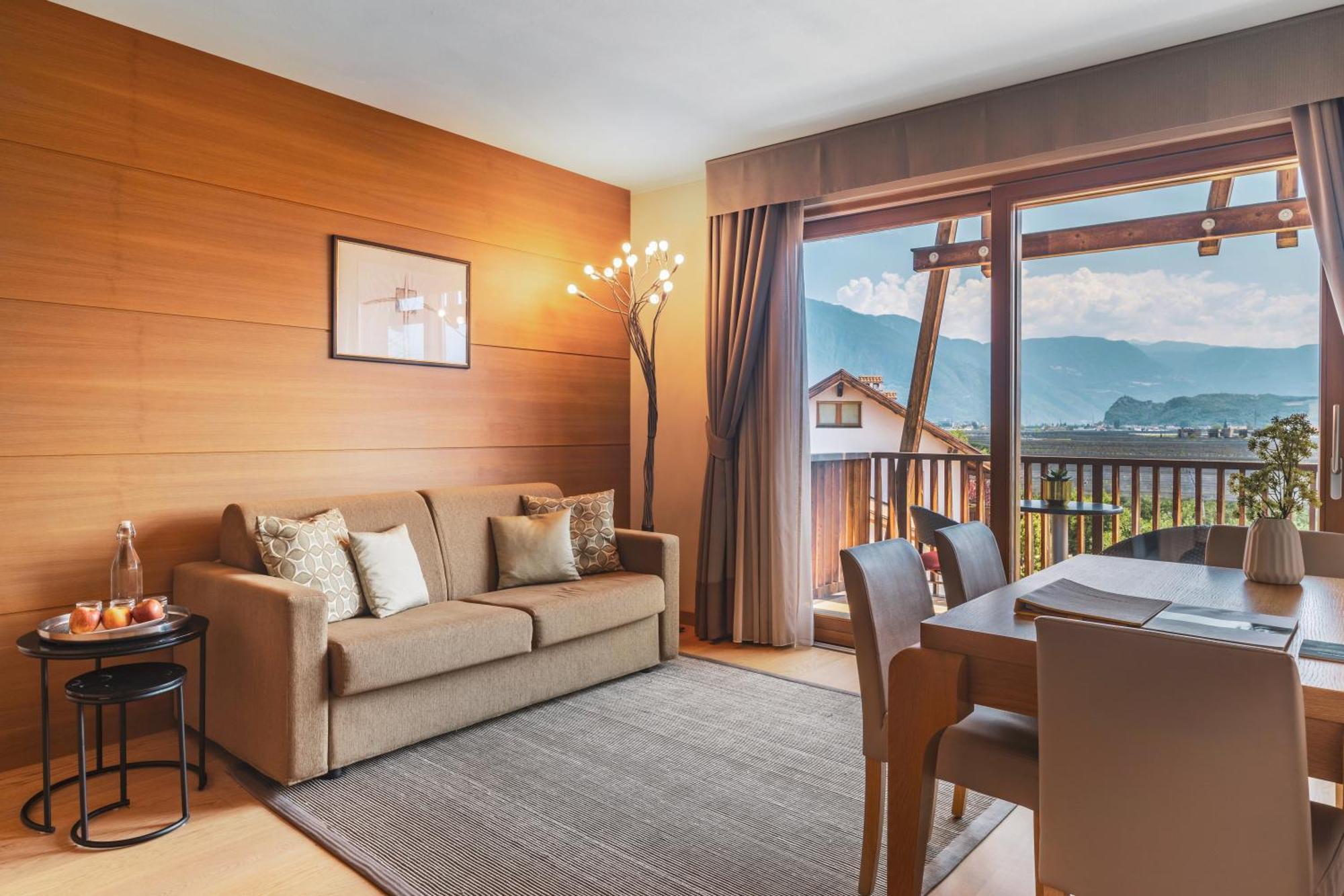 Art & Design Hotel Napura Terlano Ruang foto